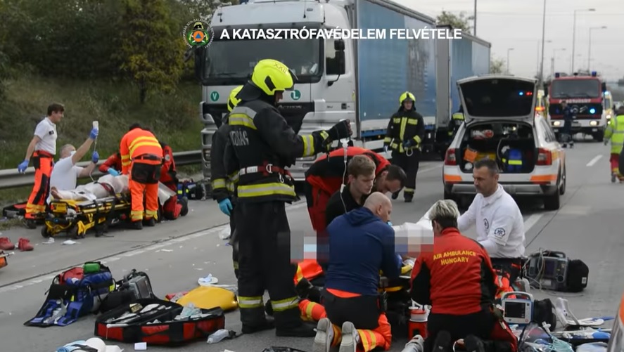 VIDEÓ: Fékezés nélkül rohant a kamionnak az M0-son egy autós – Drogot is találtak a járműben