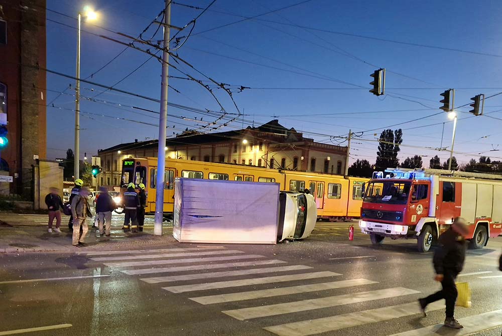 Hatalmas torlódást okozott: Villamosnak hajtott egy kisteherautó a Könyves Kálmán körúton ma reggel