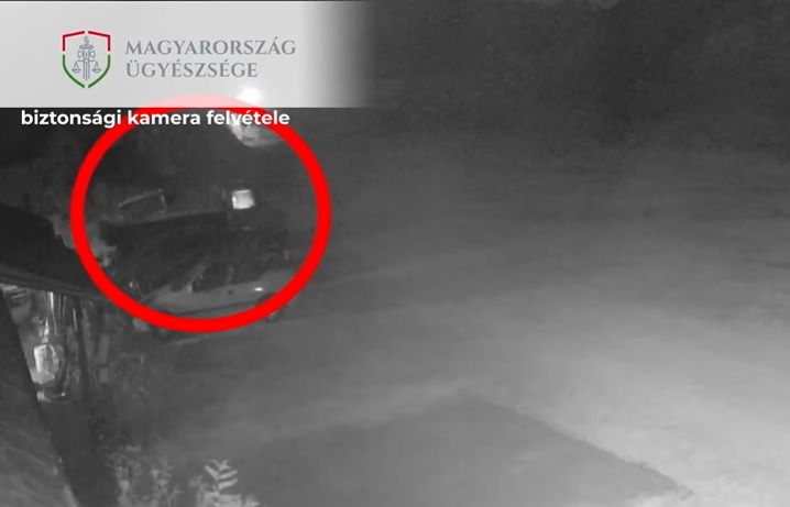 Videón, ahogy egy férfi felgyújtja haragosa teherautóját