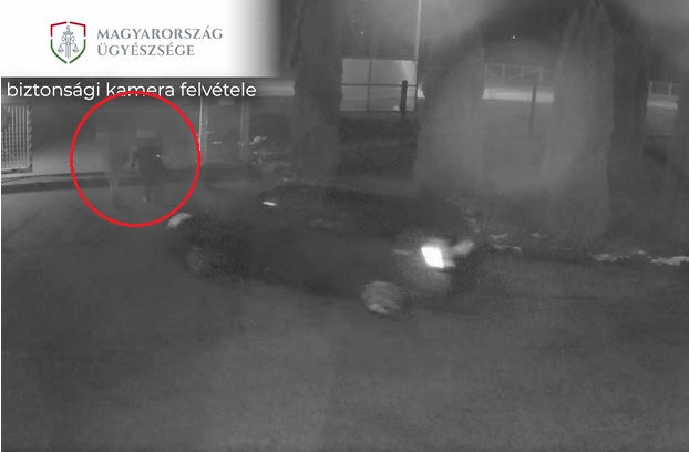 VIDEÓ: Fékezés nélkül ütött el két gyalogost egy parkolóban az autós