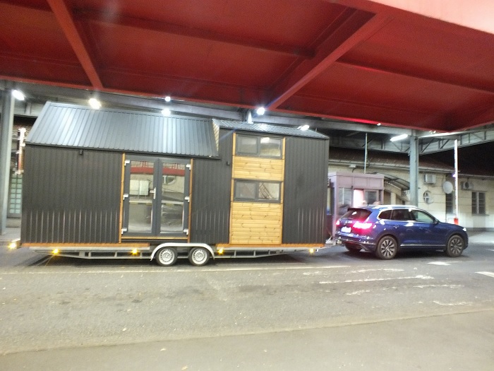 Semmi extra, csak egy mobilházat húzott maga mögött a román autós – Több százezres bírságot kapott