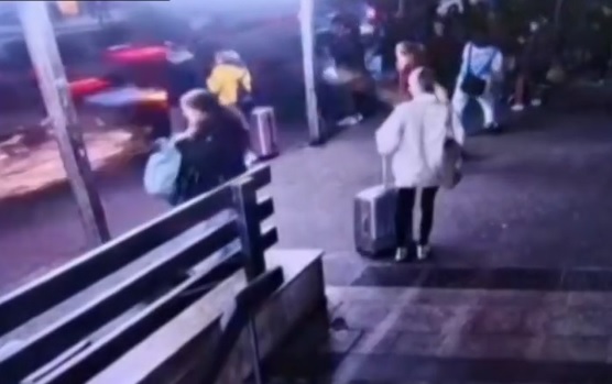 Videó készült a pozsonyi buszmegállós tragédiáról – Magyar áldozata is van a balesetnek