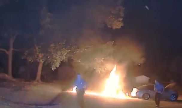 Lángra lobbant a rendőrök elől menekülő motoros, miután sokkolóval rálőttek