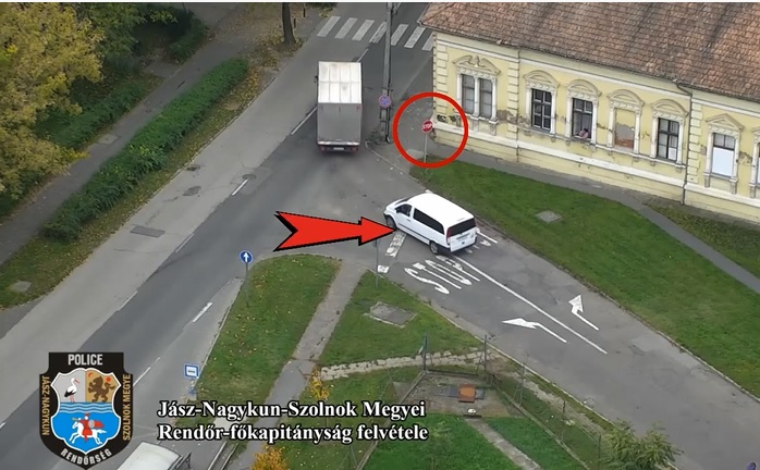 VIDEÓ: 2 óra, 1 STOP! táblás kereszteződés, 16 szabálysértő autós