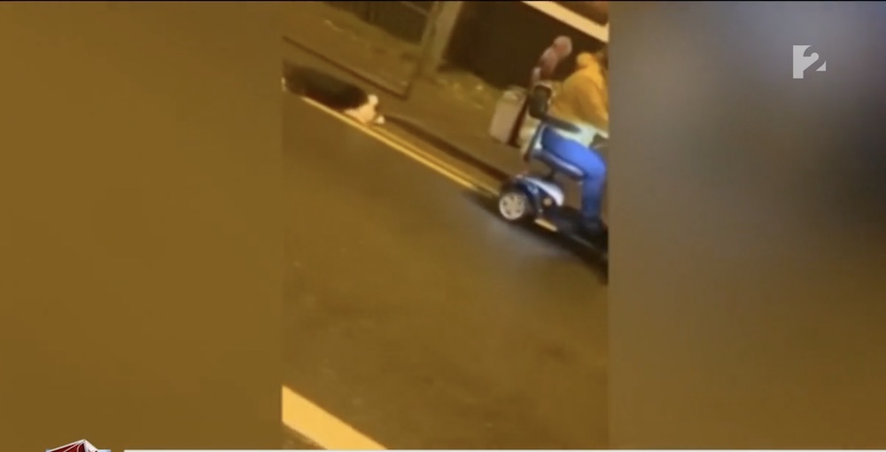 Mozgássérült robogójához kötve húzta kutyáját