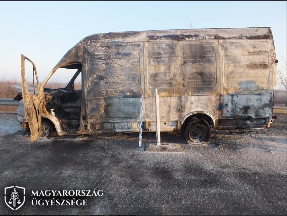 Szándékosan törte bele a kulcsát a migránsokkal teli, lángoló furgon zárjába