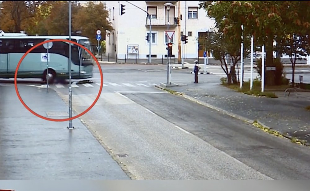 A busz elsodorta, majd át is ment a rolleres férfin