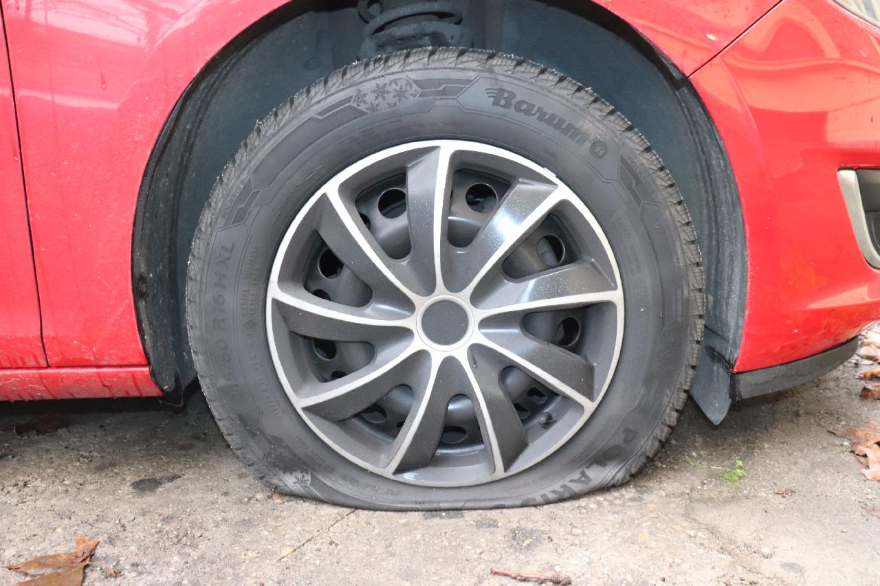 Azért szúrta ki parkoló autók kerekeit a ferencvárosi férfi, hogy lesitteljék