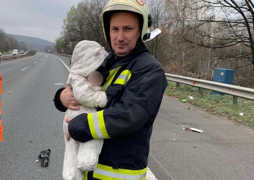 „Anyukám a tűzoltóautóban van, én meg itt melegedek.”