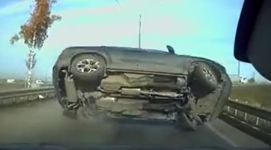 VIDEÓ: A felhajtón előzött a BMW-s, de csúnyán megszívatta saját magát