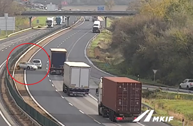VIDEÓ: Soha ne képzeld magad Bruce Willisnek! – Kevesen múlt a tömegbaleset az M1-esen