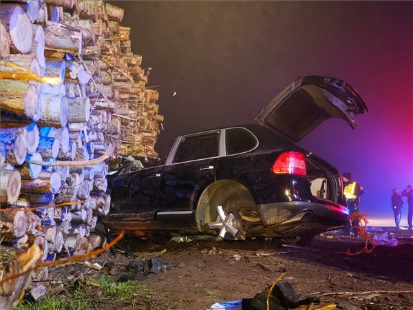 FOTÓK: 15 személy ült az embercsempész Porschéban, ami farakásnak ütközött Zsana közelében