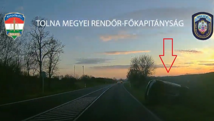VIDEÓ: Óriásit borult a rendőrök kamerája előtt egy szabálytalanul előző autós a 6-os főúton