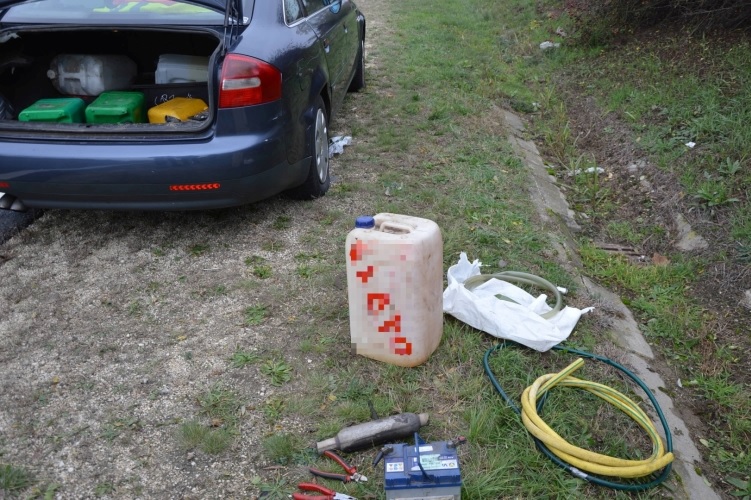 Akkumulátort, katalizátort és közel 1000 liter gázolajat lopott, de elfogták