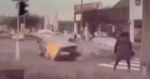 Megrázó videó, métereket repült egy gyalogos, akit egy balesetező autós sodort el Salgótarjánban