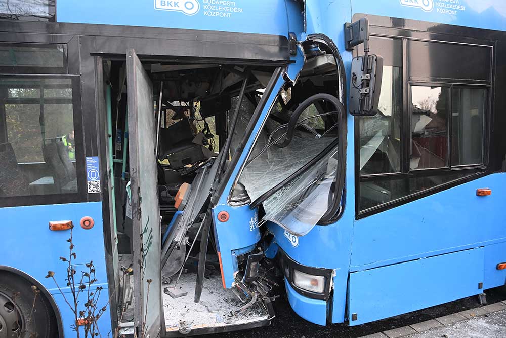 Többen is megsérültek a XVII. kerületi Helikopter úton történt buszbalesetben
