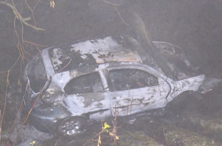 VIDEÓ: A lángoló autóból húzták ki a száguldozó sofőrt