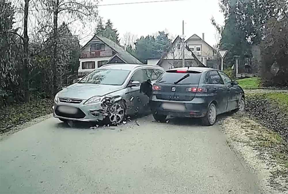 Letarolta a Ford a Seatot Kiskunlacházán. A sebességgel lehetett gond