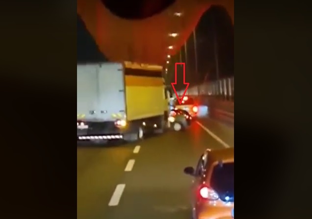 VIDEÓ: Métereken át tolt maga előtt egy teherautós egy autóst az M0-son