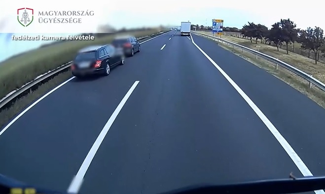 VIDEÓ: Lassítania kellett, ezért bosszúból ráhúzta a másik autósra a kormányt – Akár 3 évet is kaphat