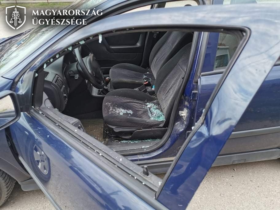 A törzskönyvön vitáztak össze, dühből szétverte az autót egy vascsővel