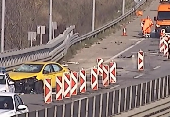 VIDEÓ: Elejétől a végéig, gyönyörűen letarolta az M31-esen kiépített terelést egy figyelmetlen autós