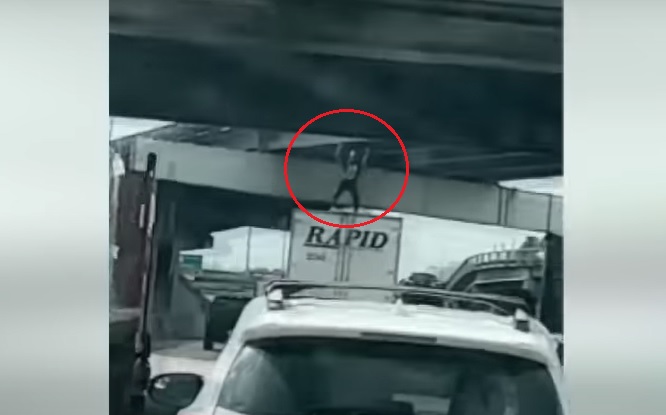 VIDEÓ: Jó bulinak gondolta egy férfi, hogy mozgó kamion tetején táncol, de nem vette észre a felüljárót és ez az életébe került
