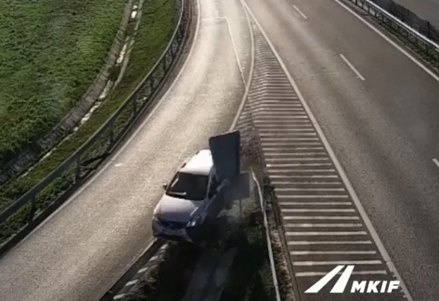 VIDEÓ: A belső sávból akart lehajtani az autópályáról, nem sikerült…