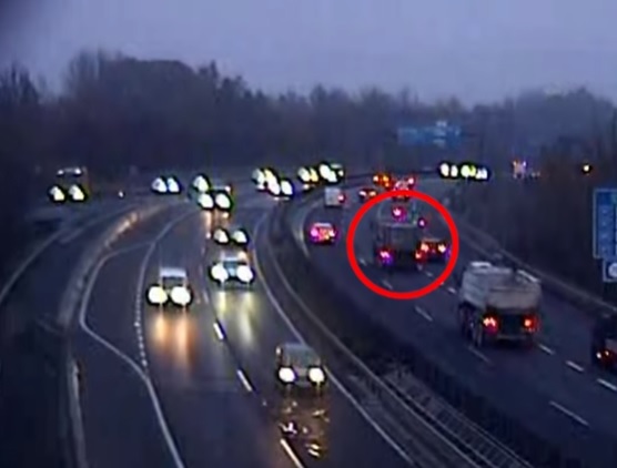 VIDEÓ: Menet közben szórta szét a betont egy kamion az M0-n