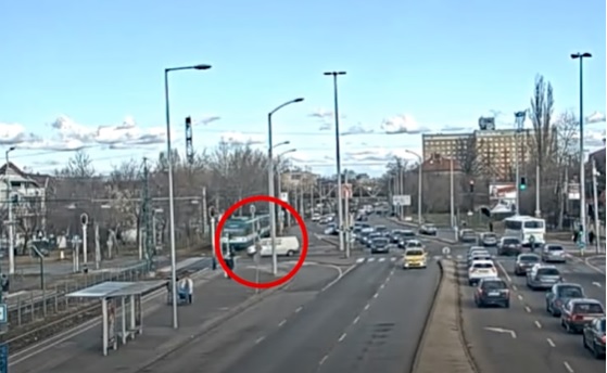 VIDEÓ: Szabályt szegett, a HÉV elé kanyarodott és összeütköztek  – A rendőrség befejezte a vizsgálatot