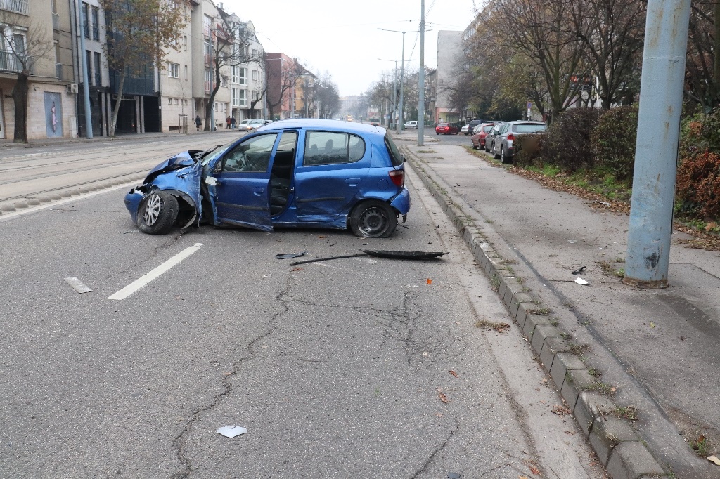 FOTÓK: Ittasan, bedrogozva okozott balesetet Óbudán egy ámokfutó, majd elhagyta a helyszínt