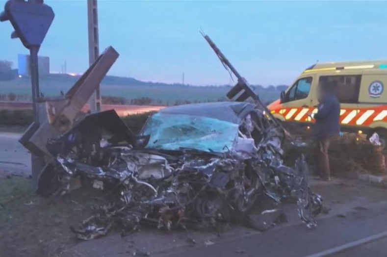 VIDEÓ: Két irányból is letarolta a vonat, de karcolásokkal megúszta az ütközést egy autós Gödnél