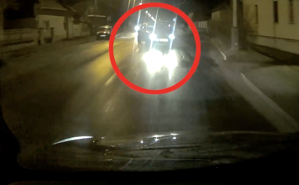 Videón, ahogy frontálisan a kamerás autónak ütközik. Előtte egy parkoló autót is lezúzott. Részeg volt