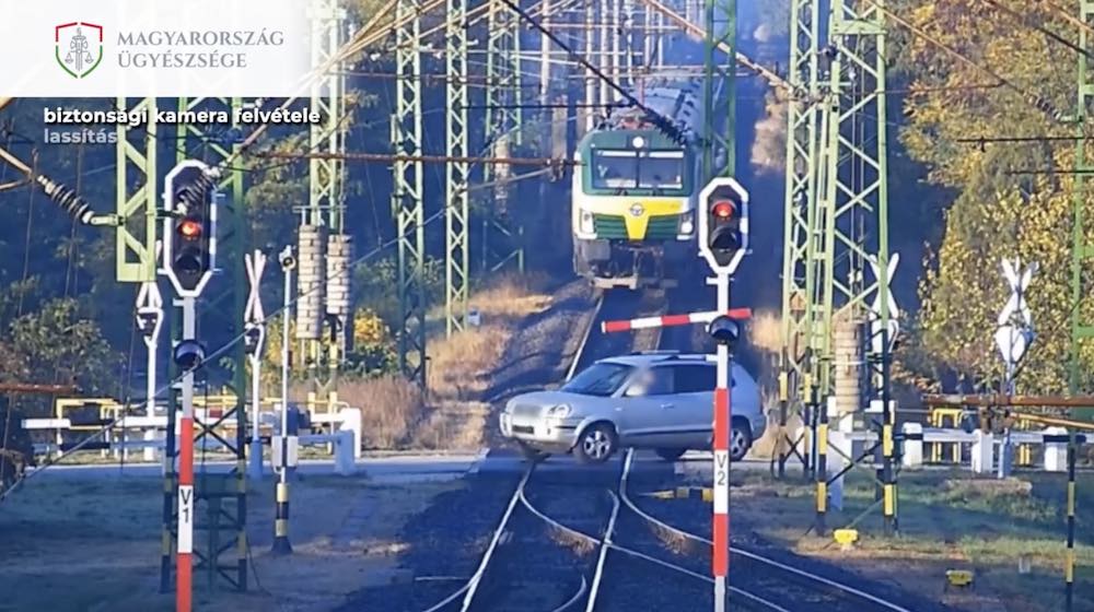 A sorompót letörve hajtott át a vonat előtt