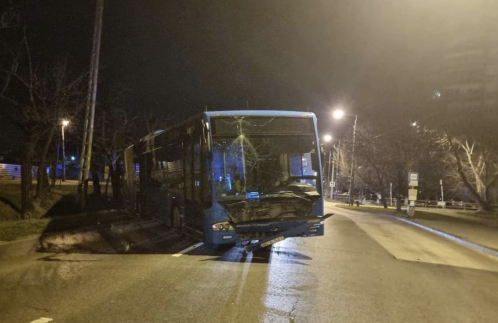 Árokba csúszott egy busz a Nagytétényi úton