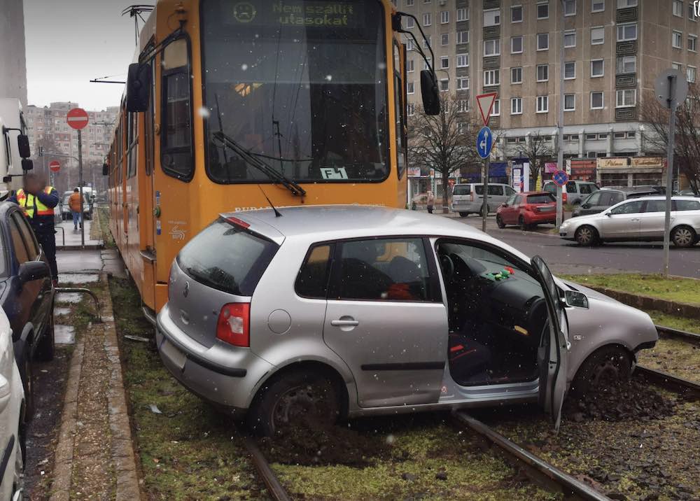 Villamos és autó ütközött a XV. kerületben