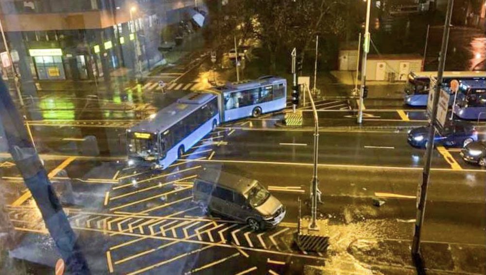 Buszba csapódott a piroson átrohanó Volkswagen