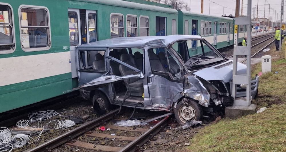 HÉV-vel ütközött egy kisbusz Budapesten