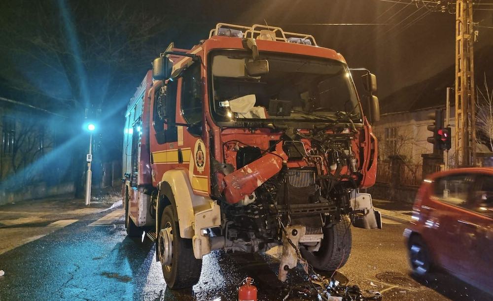 Tűzoltóautó és busz ütközött a Ferihegyi úton