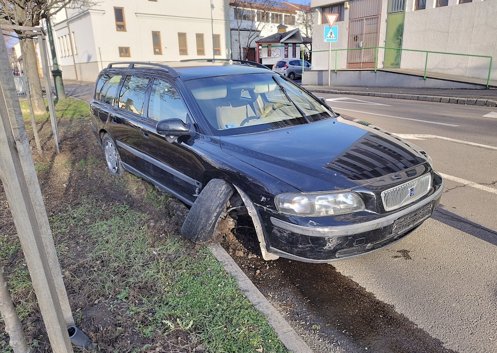 A lopott kocsival próbált elmenekülni a rendőrök elől