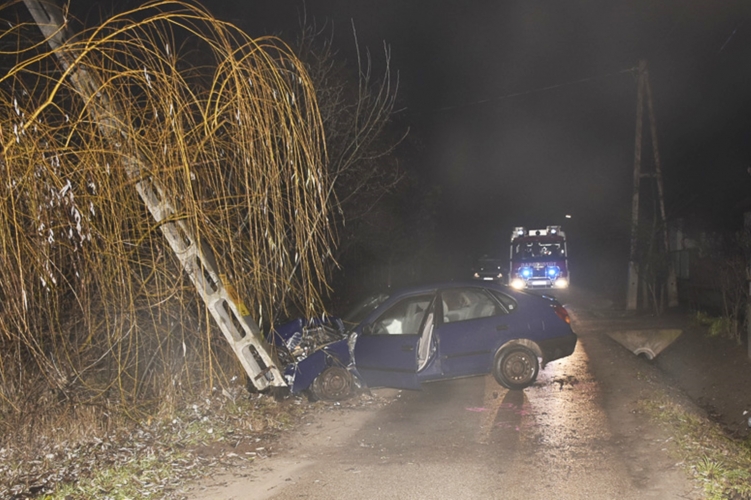 200 métert sem tett meg a lopott autóval egy részeg férfi, máris balesetezett