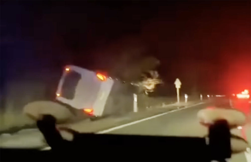 Árokba borult a busz, amit rendőrök üldöztek