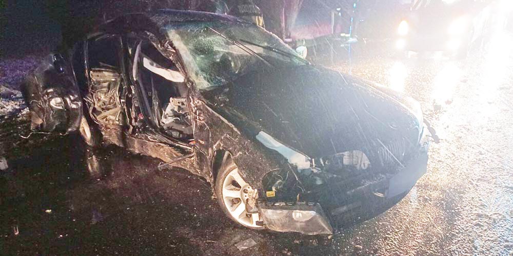 Fának ütközött egy BMW a hónedves úton Kiskunlacháza és Dömsöd között