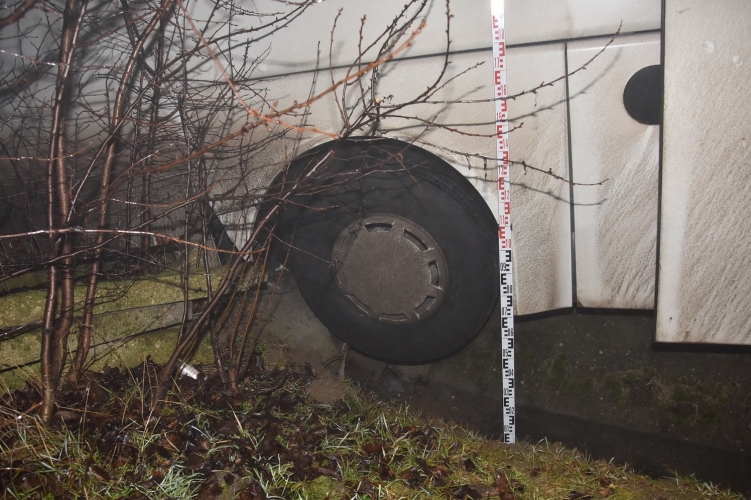 Ittasan ellopott egy buszt, majd árokba hajtott vele