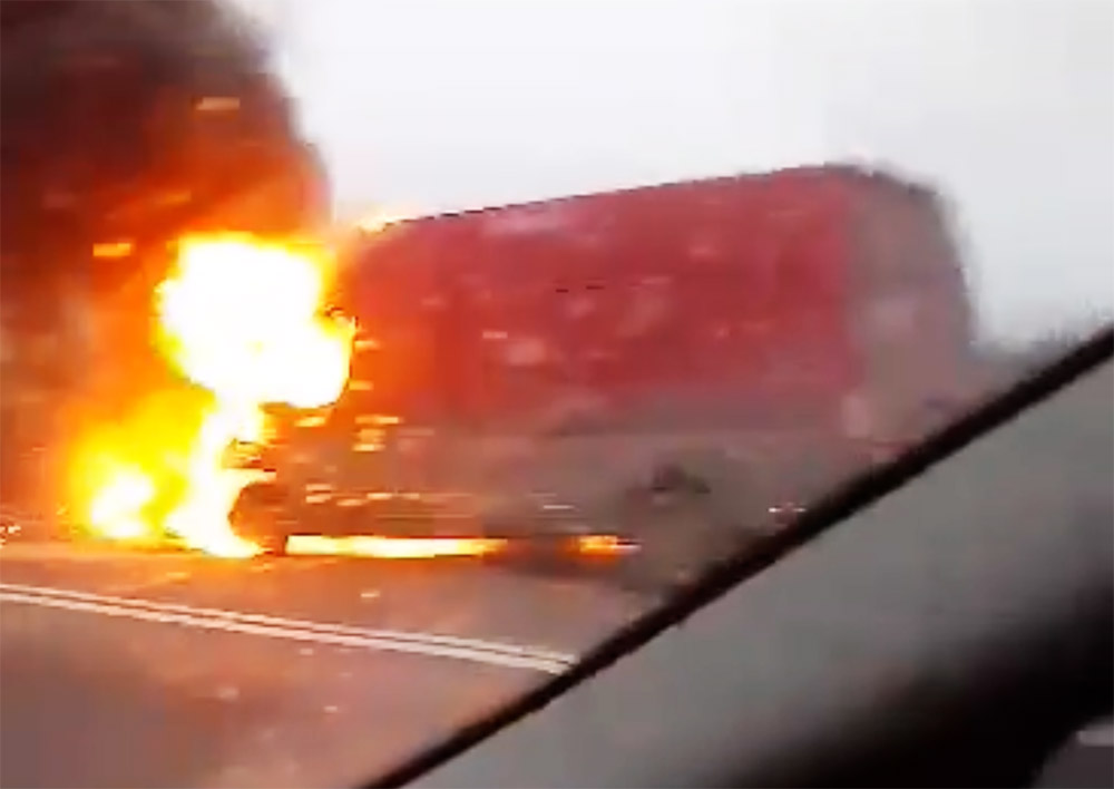 VIDEÓ: Nagyot durrant, éppen a felvétel készítésekor. Kigyulladt egy kisteherautó az M0-son