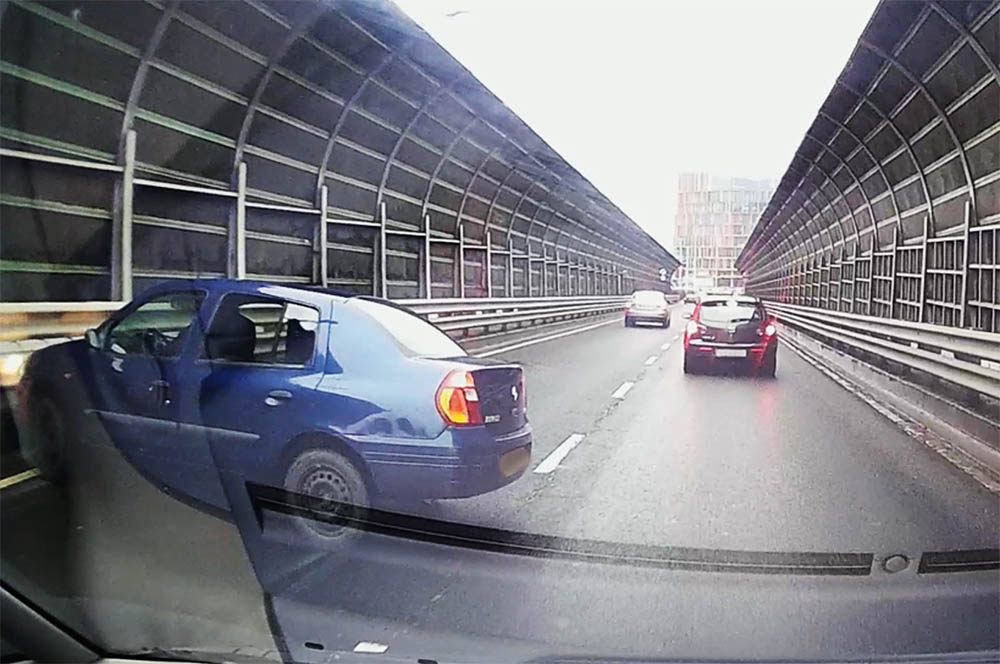 VIDEÓ: Hatalmas piruettet nyomott a felüljárón, majd tovább kísértette a sorsot a Thalia sofőrje