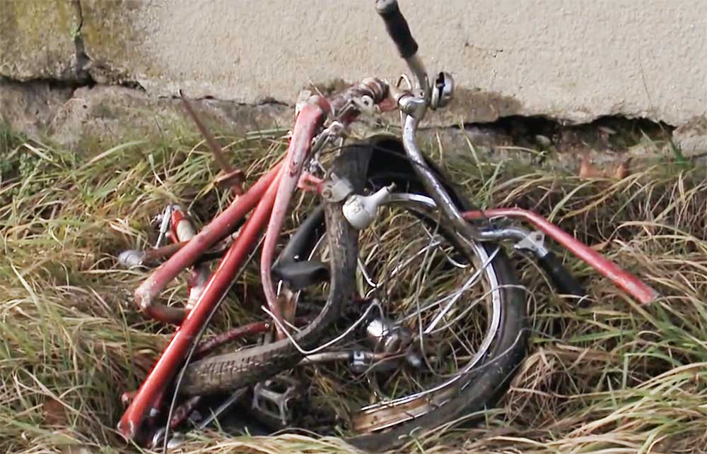 Tilos jelzésen ment át. Szörnyethalt, mert elgázolta a vonat