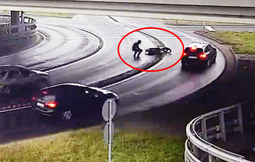 Videón, ahogy elcsúszik egy motoros az M0-son