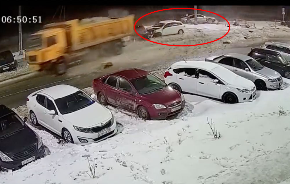 Átrendezte a parkoló autókat a száguldó teherautó