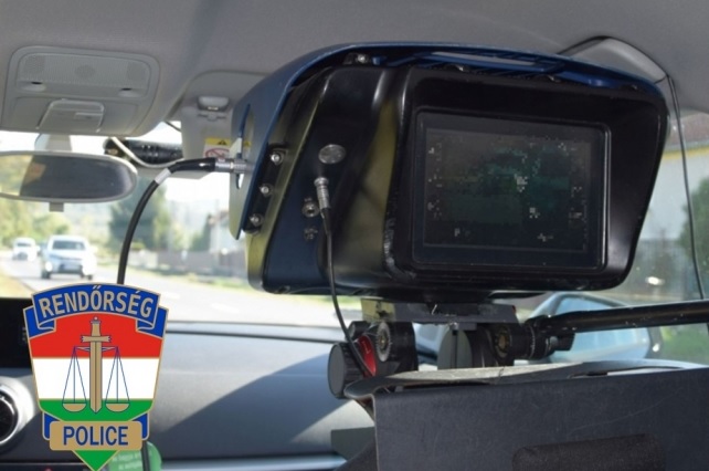 A megengedett 50 km/h helyett 120 km/h-val száguldott, pechére ott voltak a rendőrök